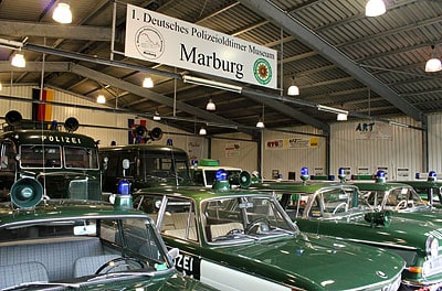 Blick in eine Halle des 1. Deutschen Polizeioldtimer Museums Marburg