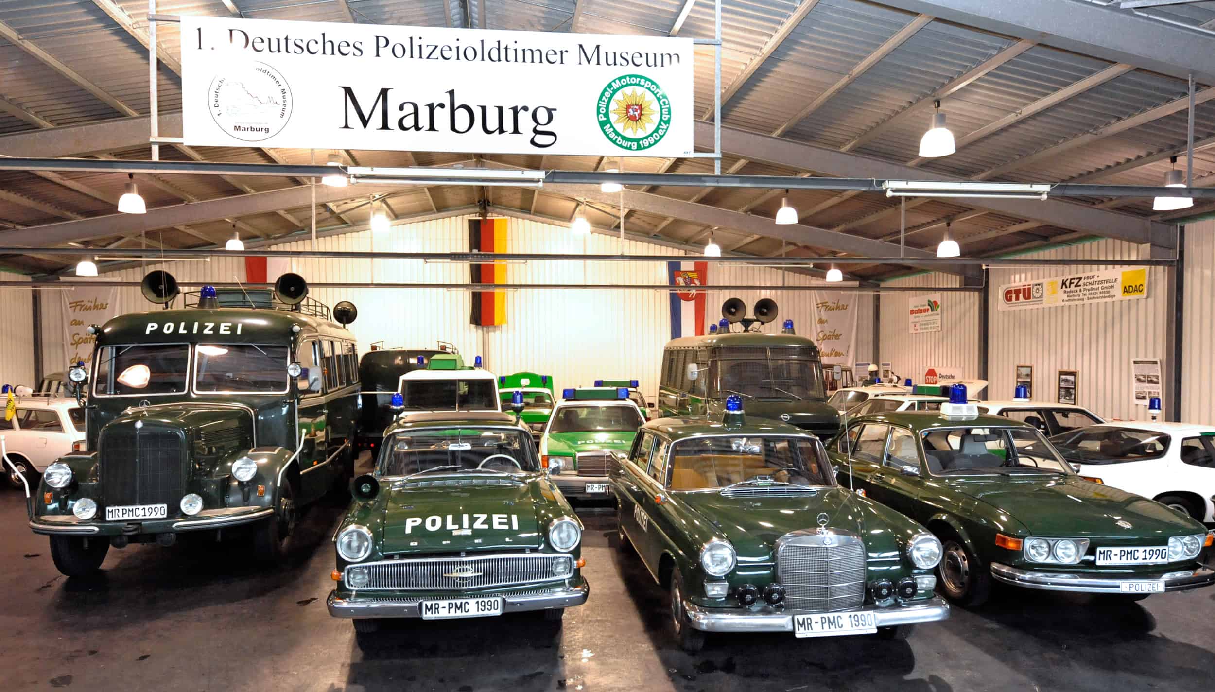 Blick in eine Halle des 1. Deutschen Polizeioldtimer Museums Marburg