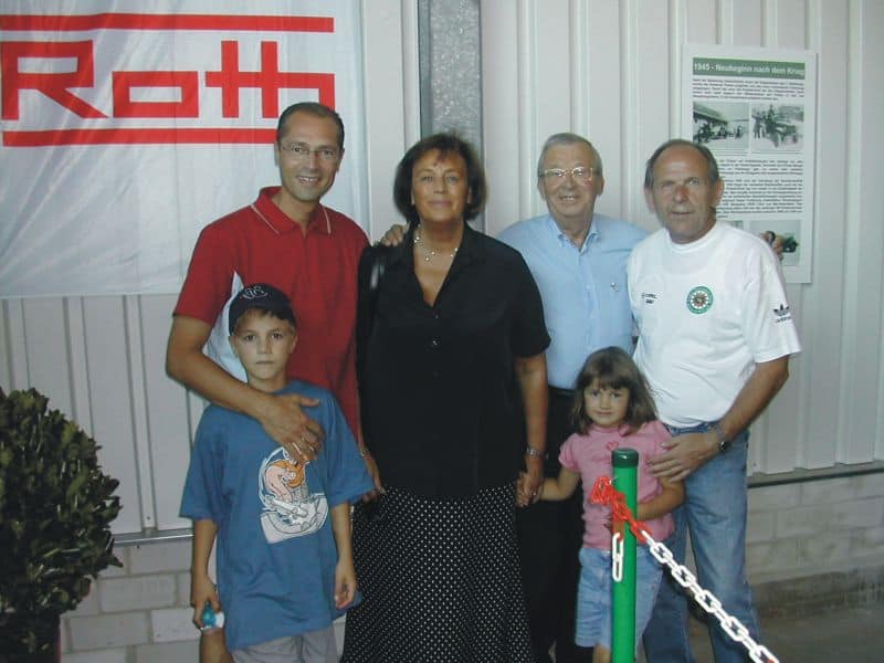 Die Familien Reinfried Pohl mit dem Vorsitzenden Henner Menche im Polizeioldtimer Museum