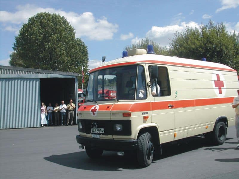 Ein Mercedes-Benz Rettungswagen, Erstzulassung 11/84, war vormals als Sanitäts-NAW bei der Bereitschaftspolizei in Hessen im Einsatz und jetzt "in Rente" im Polizeioldtimer Museum Marburg