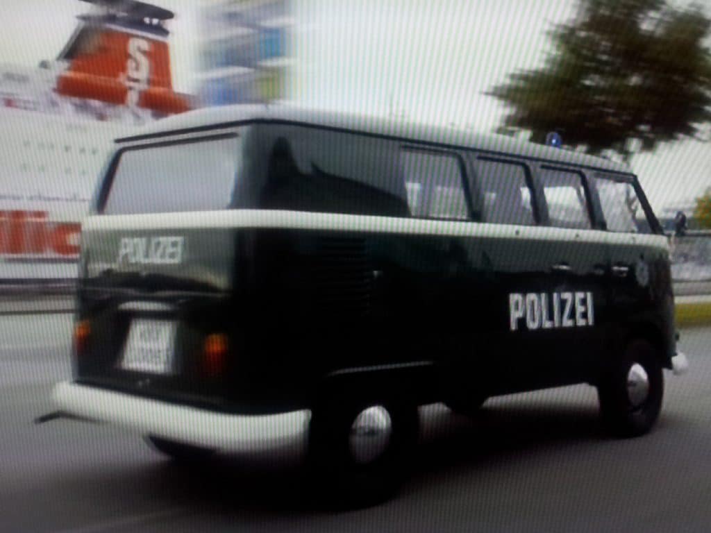 Der Polizei-Bulli im Werner-Film "Werner Eiskalt" (Screen-Shot)