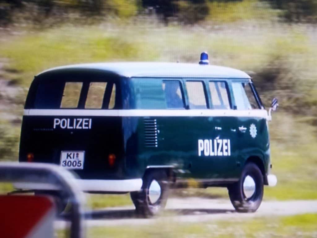Der Polizei-Bulli im Werner-Film "Werner Eiskalt" (Screen-Shot)
