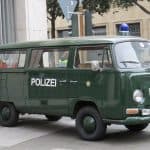 Der VW Bulli aus dem Polizeioldtimer Museum Marburg steht für den Dreh zu den „Goldjungs“ bereit