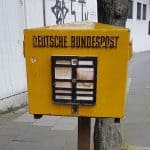 Am Set vom Dreh zu den „Goldjungs“ ein alter Briefkasten, in der Kölner Innenstadt