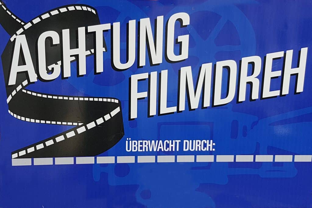 Plakat Filmdreh - mit dem VW Bulli T2 aus dem Polizeioldtimer Museum Marburg in der ARD-Satire „Goldjungs“