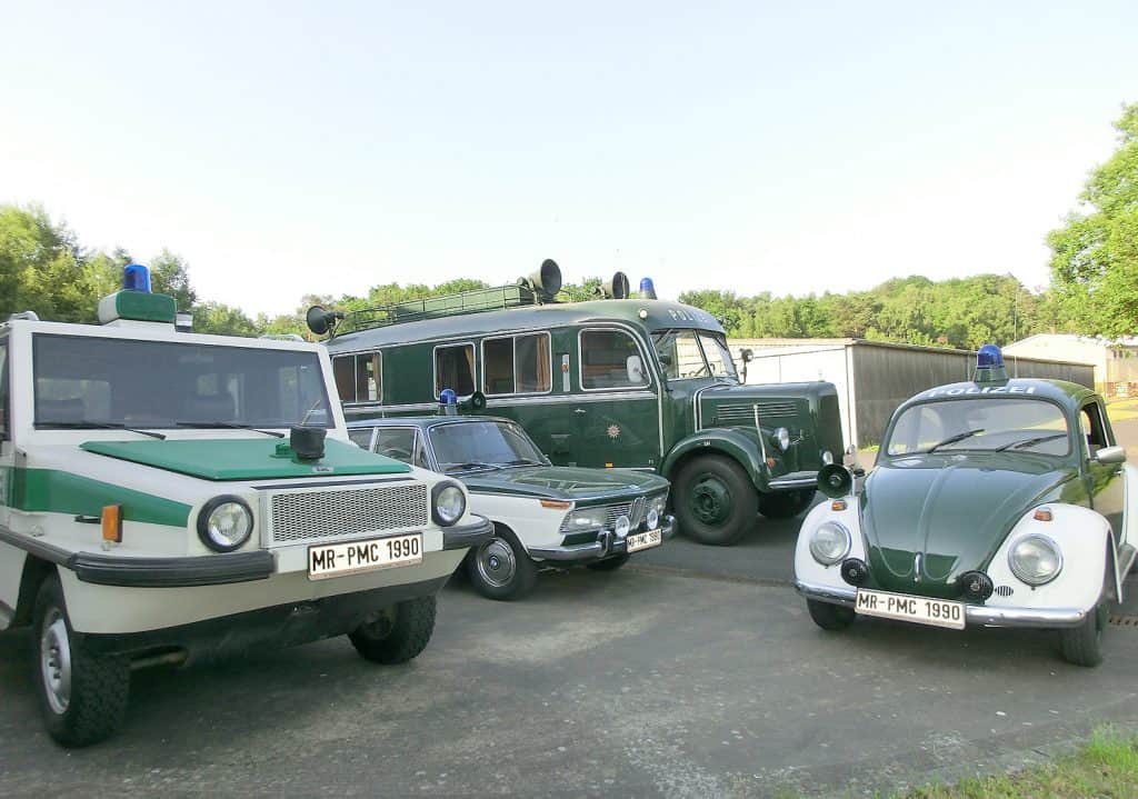 Außergewöhnliche Fahrzeuge gibt es im Polizeioldtimer Museum zu sehen, wie z. B. der Amphi-Ranger (links), ein Amphibienfahrzeug aus dem Jahr 1983, das zuletzt auf dem Edersee eingesetzt war, daneben der BMW 2000, Mercedes-Benz Fernmeldebetriebsbus und der VW Käfer