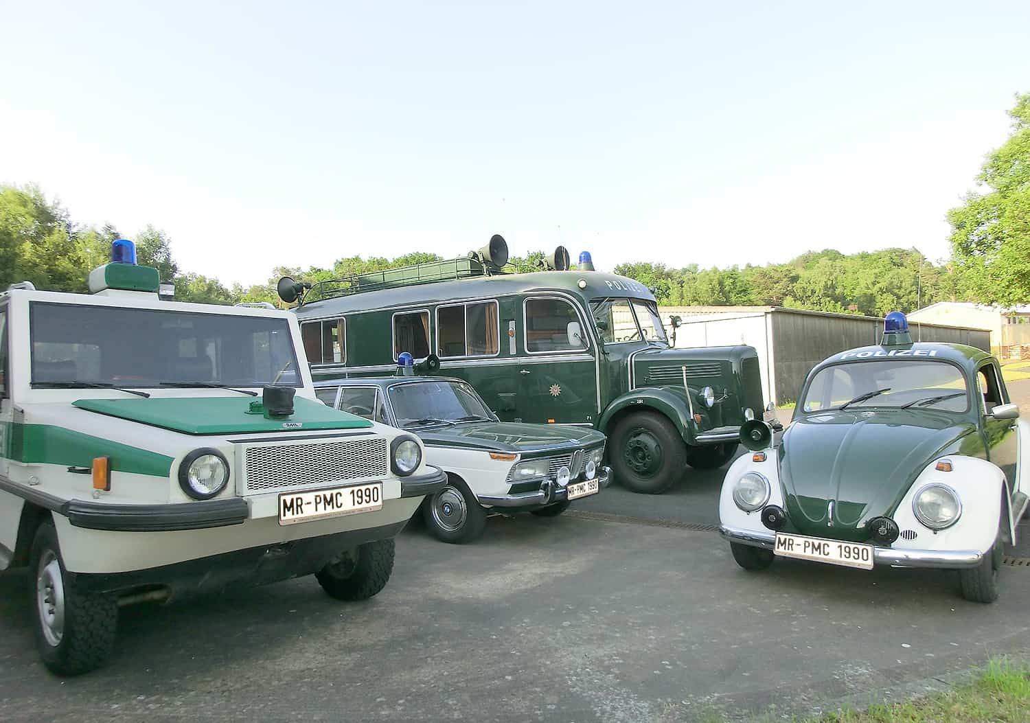 Außergewöhnliche Fahrzeuge gibt es im Polizeioldtimer Museum zu sehen, wie z. B. der Amphi-Ranger (links), ein Amphibienfahrzeug aus dem Jahr 1983, das zuletzt auf dem Edersee eingesetzt war, daneben der BMW 2000, Mercedes-Benz Fernmeldebetriebsbus und der VW Käfer