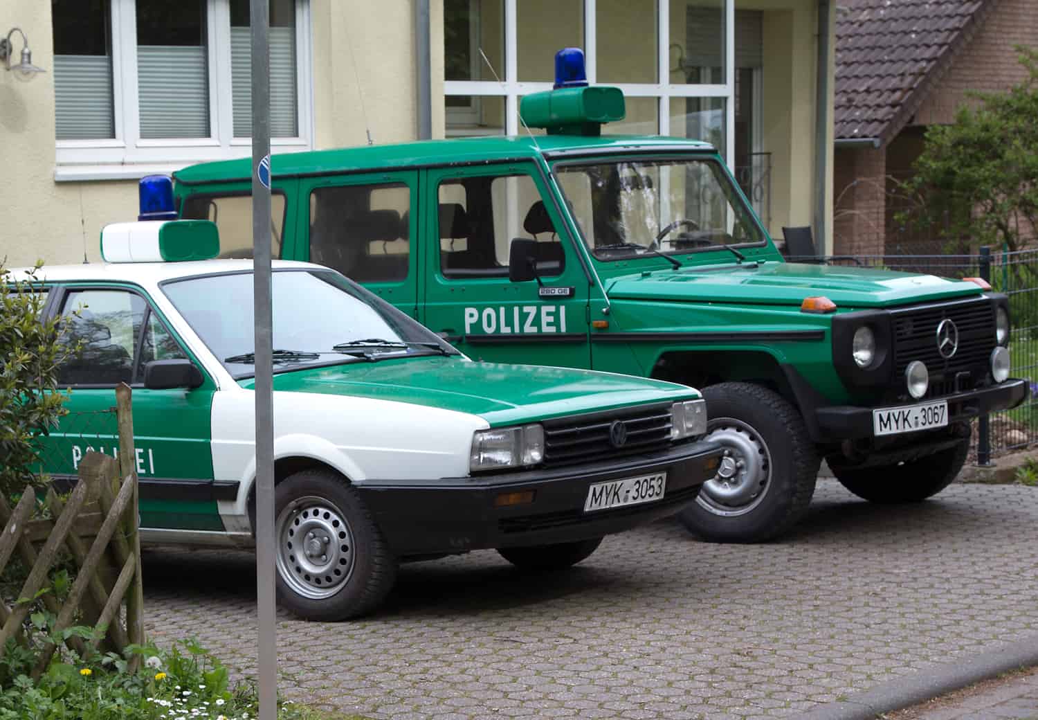 Dreh zu "Faking Hitler" hier zwei historische Polizeifahrzeuge mit dem Mercedes 280 GE aus dem Marburger Polizeioldtimer Museum (rechts) und einem VW Passat