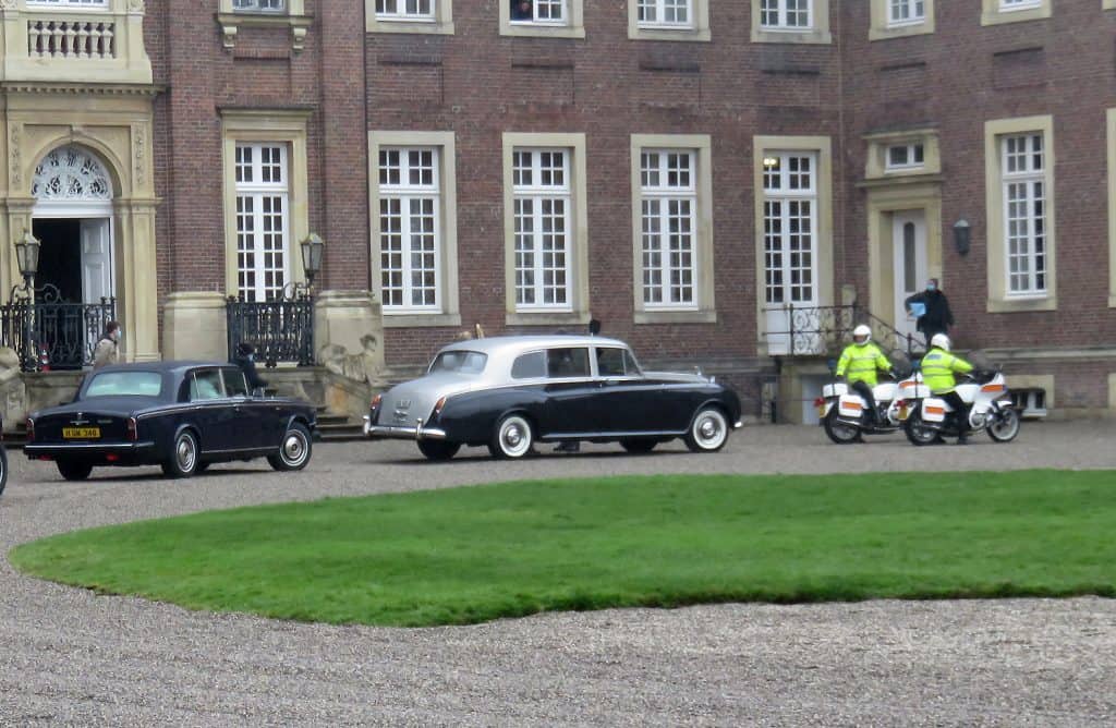 Die Spitze der königlichen Kolonne mit den beiden Polizei-Motorrädern samt Fahrer aus Marburg ist vor dem Eingang des Schlosses in Nordkirchen angekommen