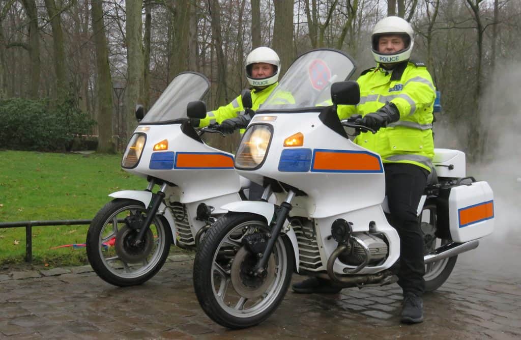 Die beiden Polizei-Motorräder des PMC in jetzt frischem, englischem Design, gefahren von Andreas Schwartz (links) und Phillip Kaletsch als englische Motorrad-Polizisten im Film Spencer