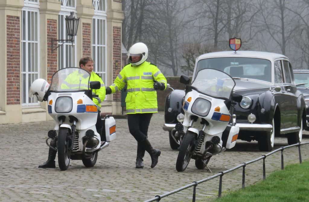Die beiden Polizei-Motorräder des PMC Marburg im englischem Design, gefahren von Andreas Schwartz (rechts) und Phillip Kaletsch, als englische Motorrad-Polizisten im Film Spencer - hier in einer kurzen Drehpause mit dem Rolls-Royce von Queen Elisabeth II. dahinter