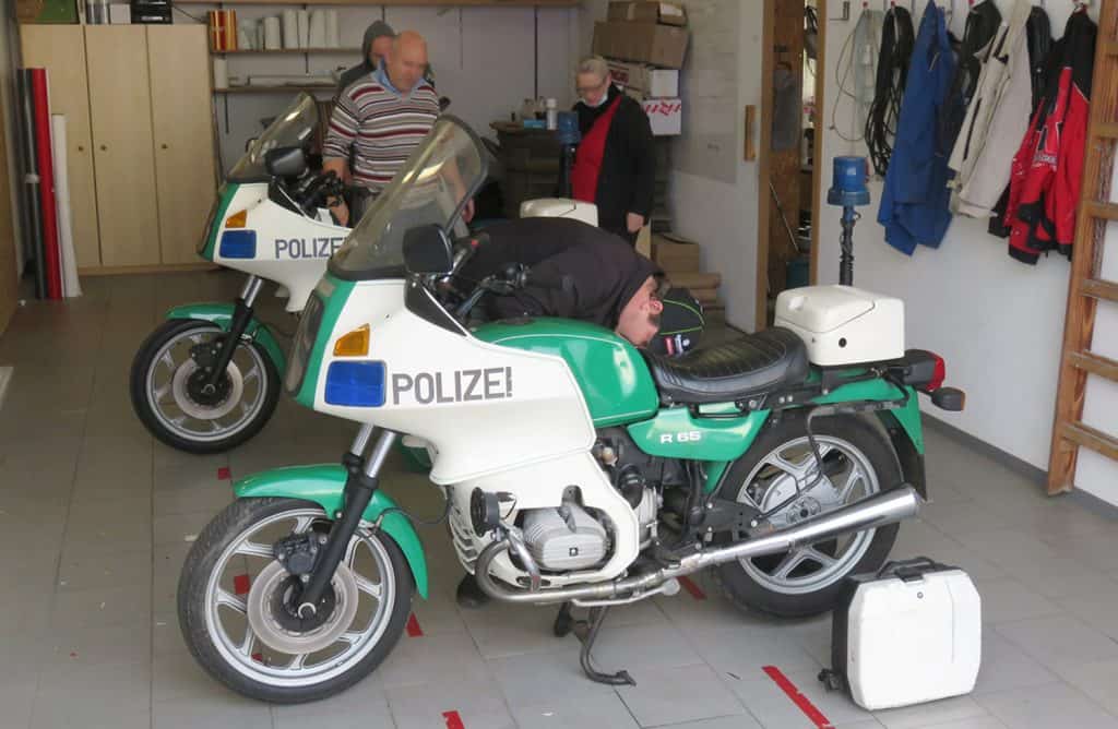 So sahen die beiden Polizei-Motorräder aus Marburg, kurz vor der Umfolierung ins englische Design aus