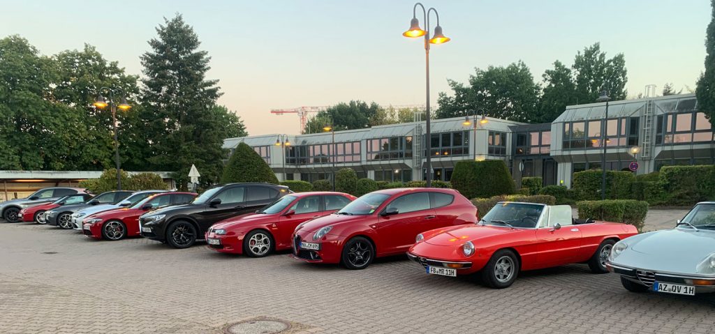 Der Alfaclub Deutschland e.V. schaut mit einigen Fahrzeugen im Polizeioldtimer Museum vorbei