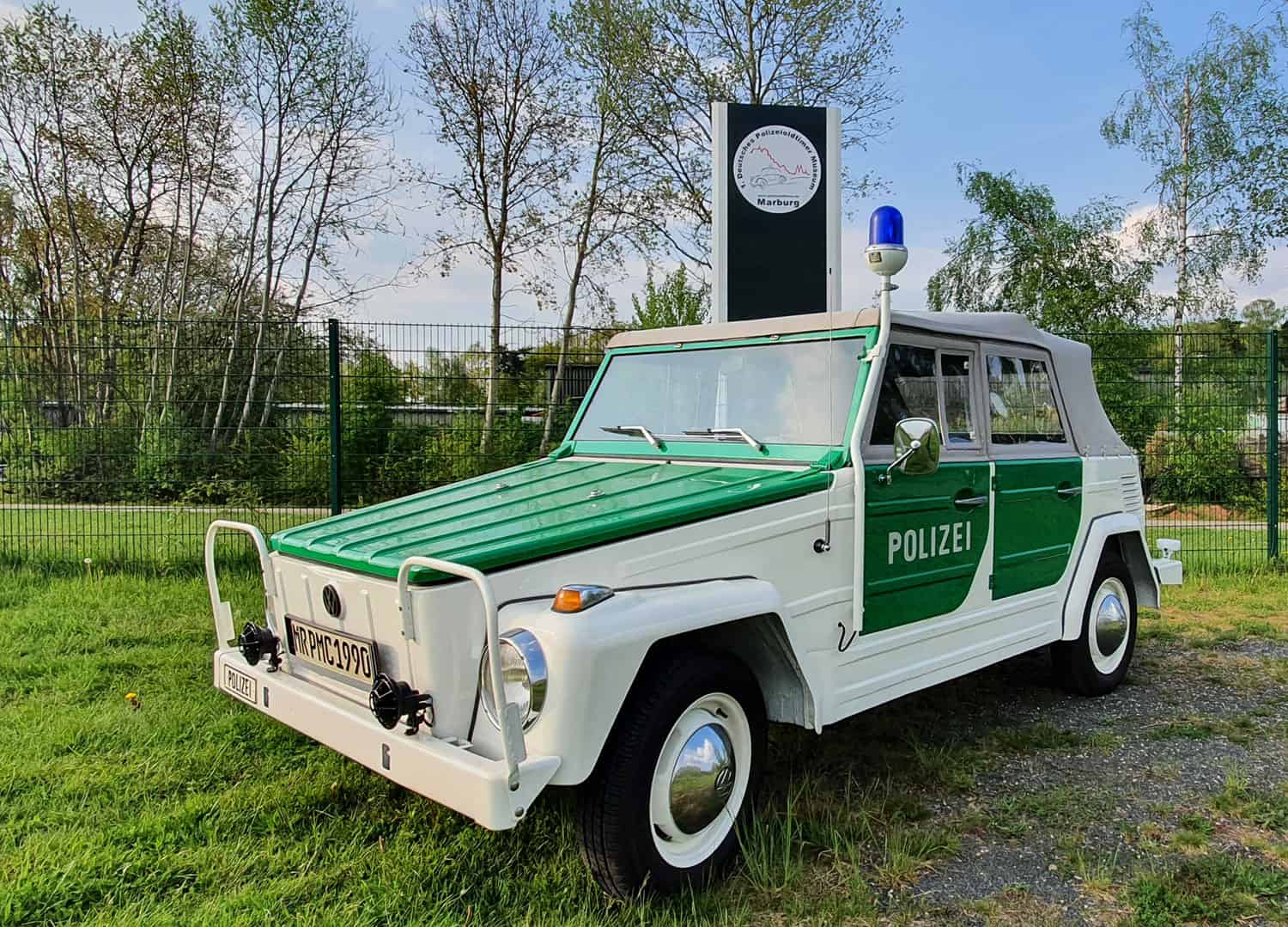 Der restaurierte VW Kübel aus dem Polizeioldtimer Museum Marburg erstrahlt im neuen Glanz