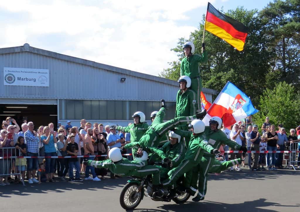 Der Auftritt der PMC-Kradstaffel beim Sommerfest im Polizeioldtimer Museum Marburg war wieder einmal spektakulär