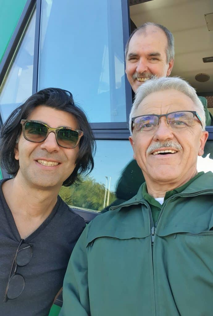 Regisseur Fatih Akin (links) bedankt sich bei der Besatzung des Gefangenenbusses aus Marburg,  Eberhard Dersch (rechts) und Hans-Peter Kaletsch (hinten) für die problemlose Teilnahme am Kinofilm Rheingold 