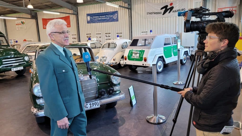 Interview mit dem Vorsitzenden Eberhard Dersch in den Museumshallen des 1. Deutschen Polizeioldtimer Museum Marburg für SAT1 Regional 