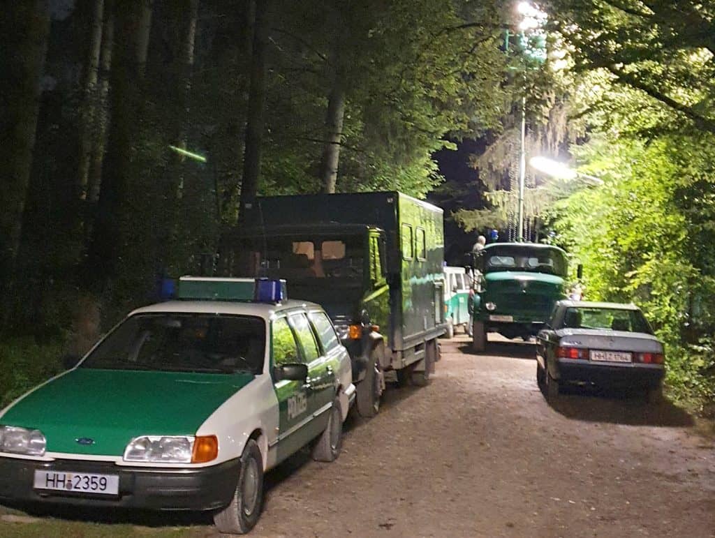 Der Mercedes-Benz Lichtmastkraftwagen mit den anderen Polizeioldies am Drehort in Oberhaching