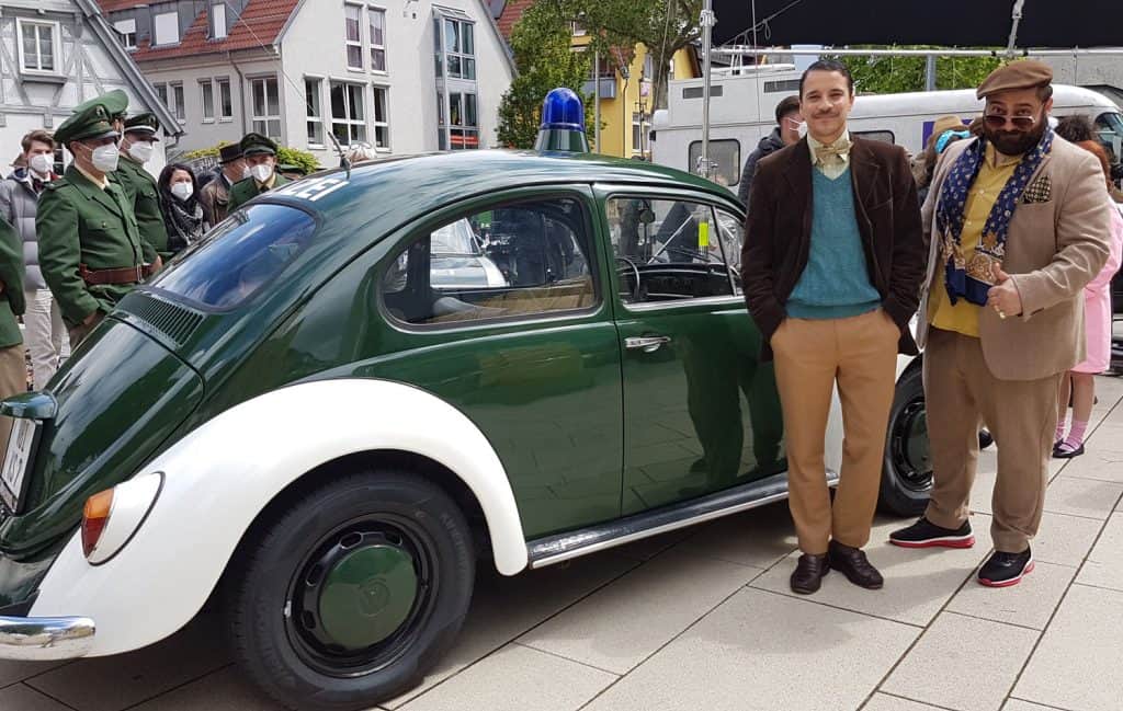 Auch Kostja Ullmann und Kailas Mahadevan waren von den Marburger Polizeioldies begeistert beim Dreh zu "Lucy ist jetzt Gangster", hier mit dem VW Käfer 