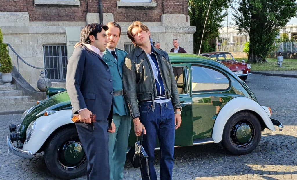 Polizist Schneider (Raphael Westermeier) bringt die beiden festgenommen Winne (Damian Hardung, rechts) und seinen Freund Bijan (Omid Memar) im Marburger Polizei-Käfer in die Firma Wolf