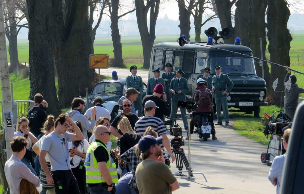 Einiges los vor dem Dreh zur Verkehrskontrolle mit dem Motorrad, im Hintergrund die Marburger Polizeioldies Schauspielern und Komparsen davor, ganz hinten Eberhard Dersch