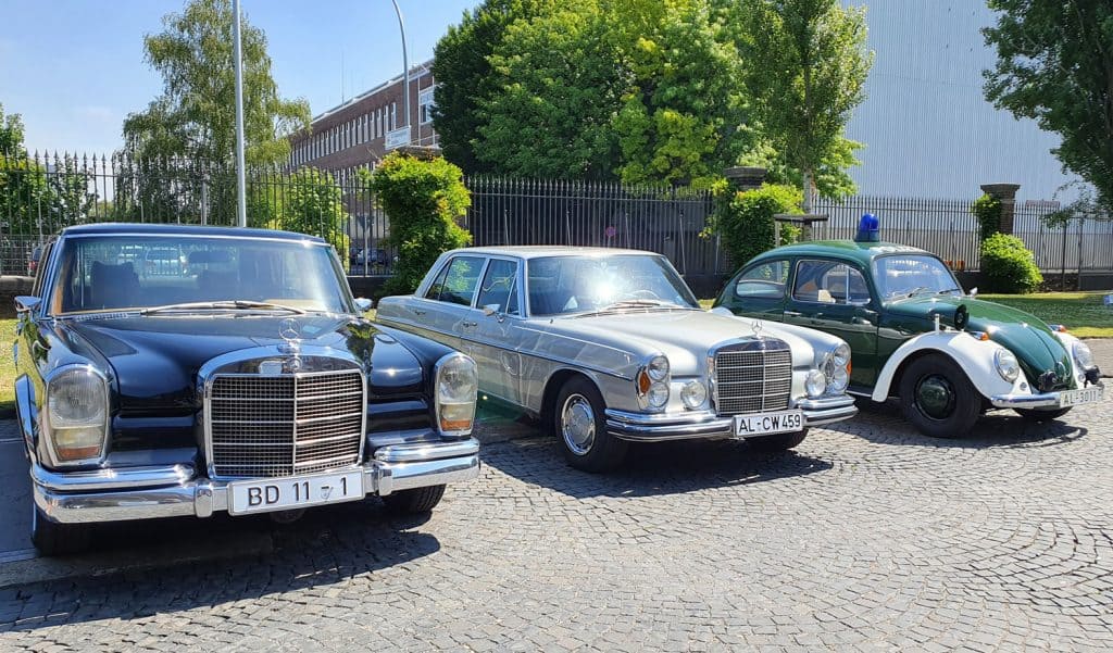 Einige der historischen Fahrzeuge im Film "Unsere wunderbaren Jahre" - hier mit dem VW Käfer aus dem Polizeioldtimer Museum