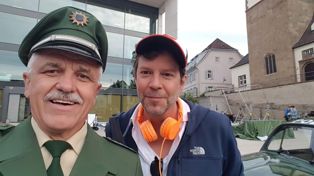 Regisseur und Drehbuchautor Till Endemann mit Eberhard Dersch, Vorsitzender des Marburger Polizeioldtimer Museums