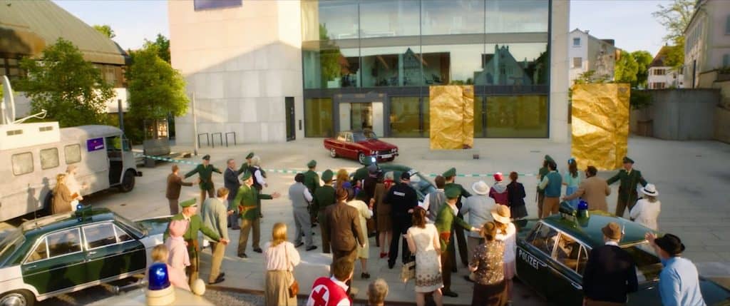 Ein Screenshot aus dem offiziellen Trailer zum Film "Lucy ist jetzt Gangster", darin sind die Marburger Polizeioldies samt Komparsen zu sehen