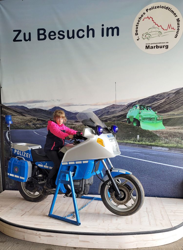 Ein Bild auf einem echten Polizeimotorrad, eine schöne Erinnerung an den Besuch im Polizeioldtimer Museum Marburg