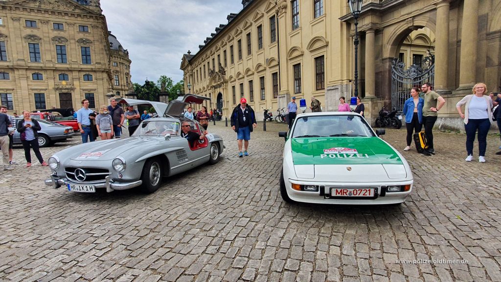 Mittagspause der Franken-Classic 2022 vor Residenz in Würzburg mit dem Polizeiporsche 924 und dem Mercedes-Benz  MB 300SL
