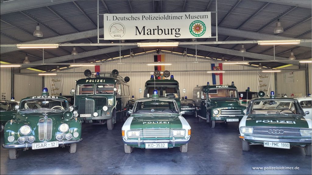 Blick in eine der Hallen des Polizeioldtimer Museums Marburg