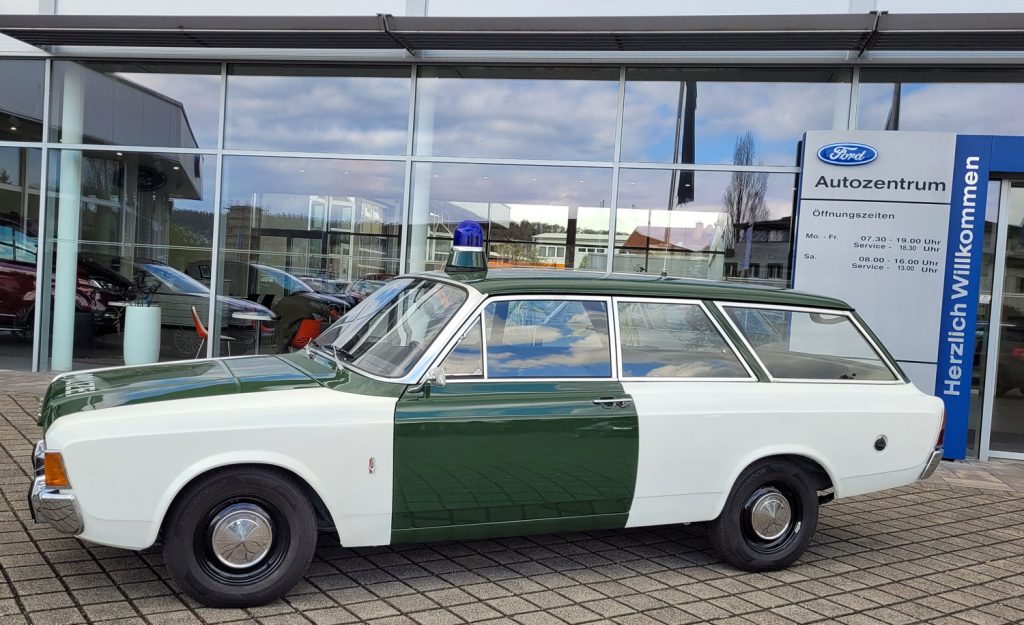 Macht sich gut der Ford 17m aus dem Polizeioldtimer Museum Marburg vor dem Ford Autozentrum in Marburg