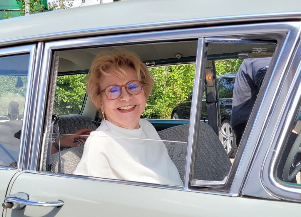 Schlagersängerin Peggy March verlässt das Polizeioldtimer Museum in Marburg stilgerecht im Opel Kapitän