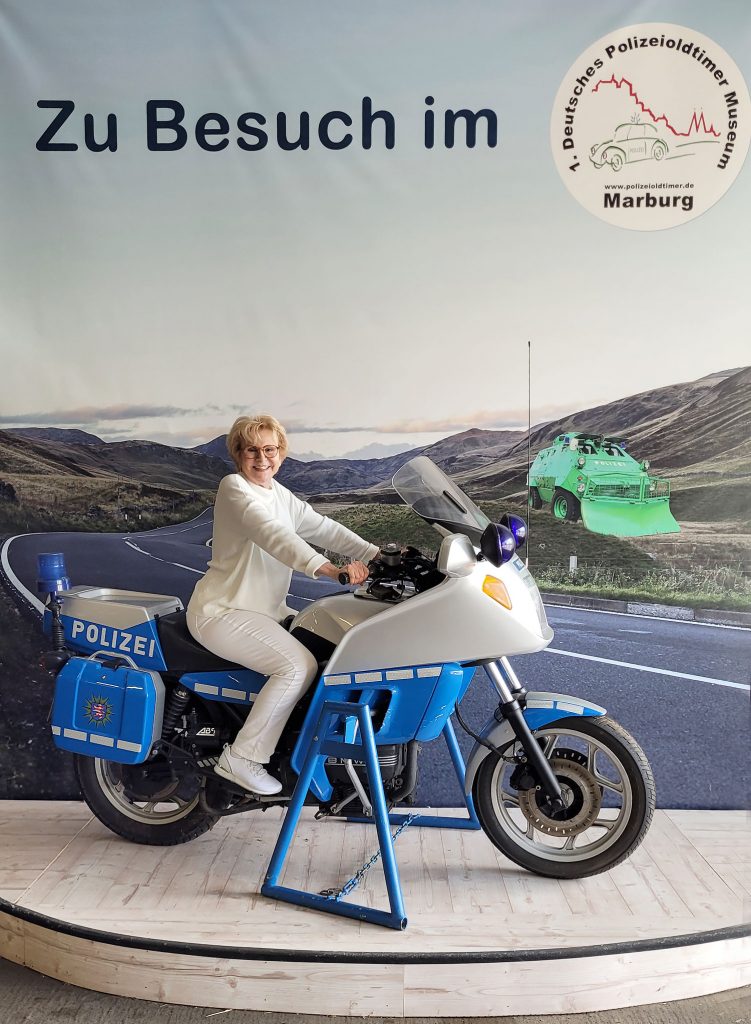 Schlagersängerin Peggy March auf einem BMW-Motorrad vom Typ K75 im Polizeioldtimer Museum Marburg