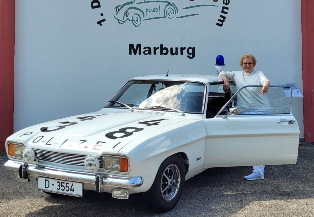 Schlagersängerin Peggy March neben dem neu restaurierten Ford Capri aus dem Polizeioldtimer Museum Marburg