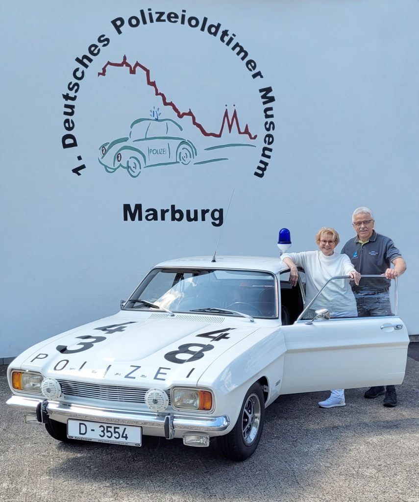 Schlagersängerin Peggy March und der Vereinsvorsitzende Eberhard Dersch neben dem neu restaurierten Ford Capri aus dem Polizeioldtimer Museum Marburg
