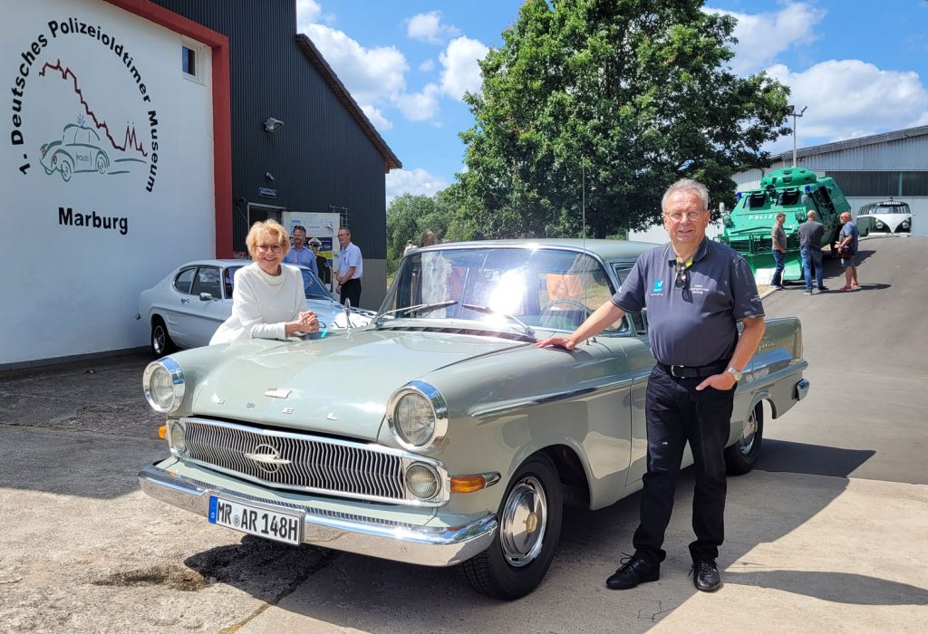 Schlagersängerin Peggy March und Depro-Geschäftsführer Michael Deuker kamen stilgerecht mit einem Opel Kapitän ins Polizeioldtimer Museum Marburg