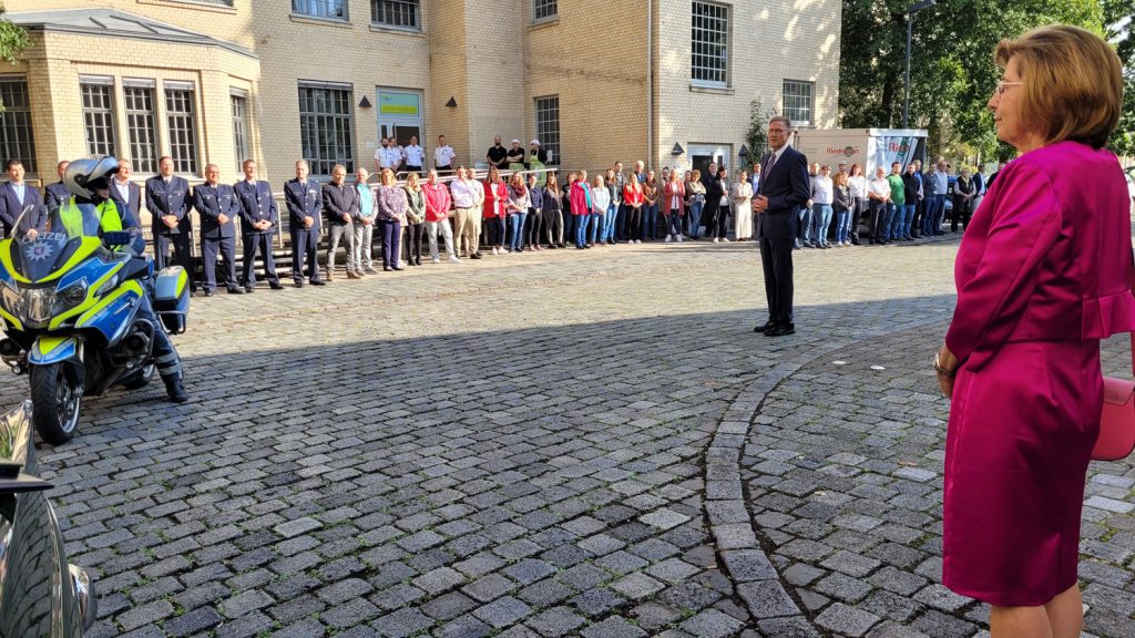 Eine kurze Rede von Polizeipräsident Bernd Paul an die wartenden Bediensteten im Innenhof des Präsidiums
