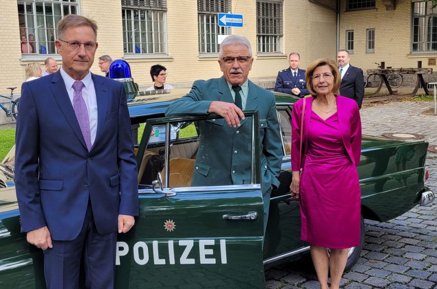 Verabschiedung in den Ruhestand, Polizeipräsident Bernd Paul mit Ehefrau, chauffiert im Mercedes-Benz 190c von Eberhard Dersch vom Polizeioldtimer Museum Marburg