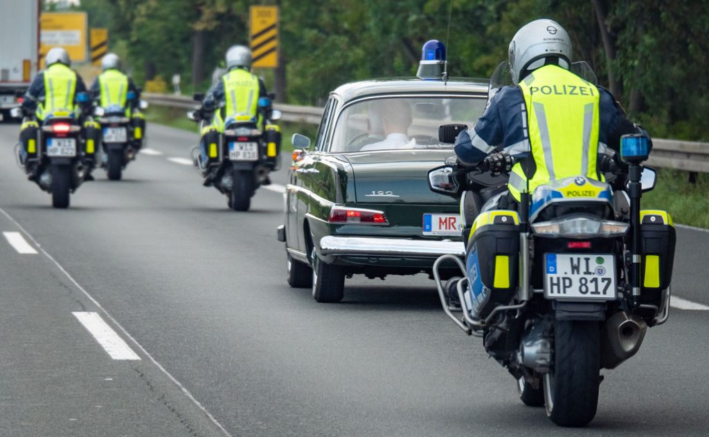 Die Polizei-Eskorte auf dem Weg nach Gießen
