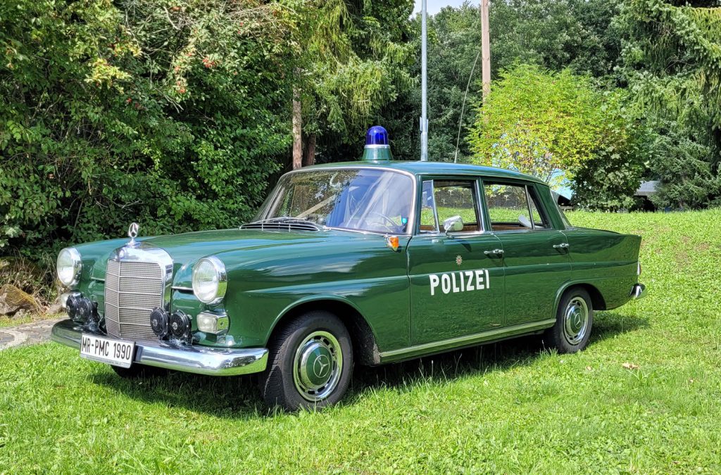 Der Mercedes-Benz 190c aus dem Polizeioldtimer Museum Marburg vor dem Limes-Camp in Lich