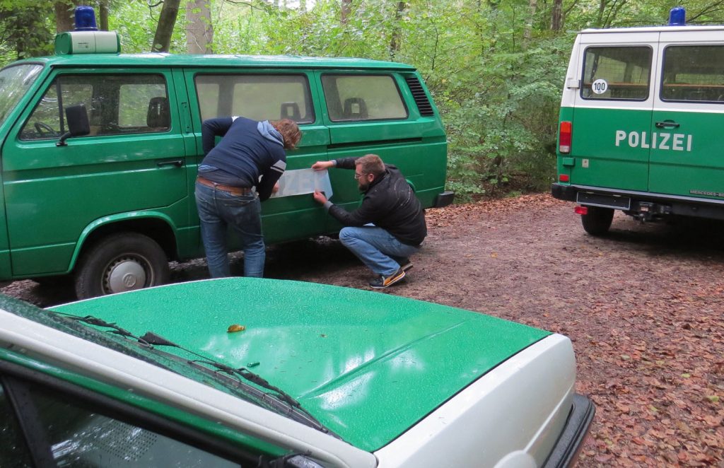 Die beiden historischen Polizeifahrzeuge aus dem Polizeioldtimer Museum Marburg sind drehfertig und stehen im Wald bereit für den RTL-Film "Entführt - 14 Tage Überleben", ein weiterer VW-Bus wird noch mit dem Polizei-Schriftzug beklebt