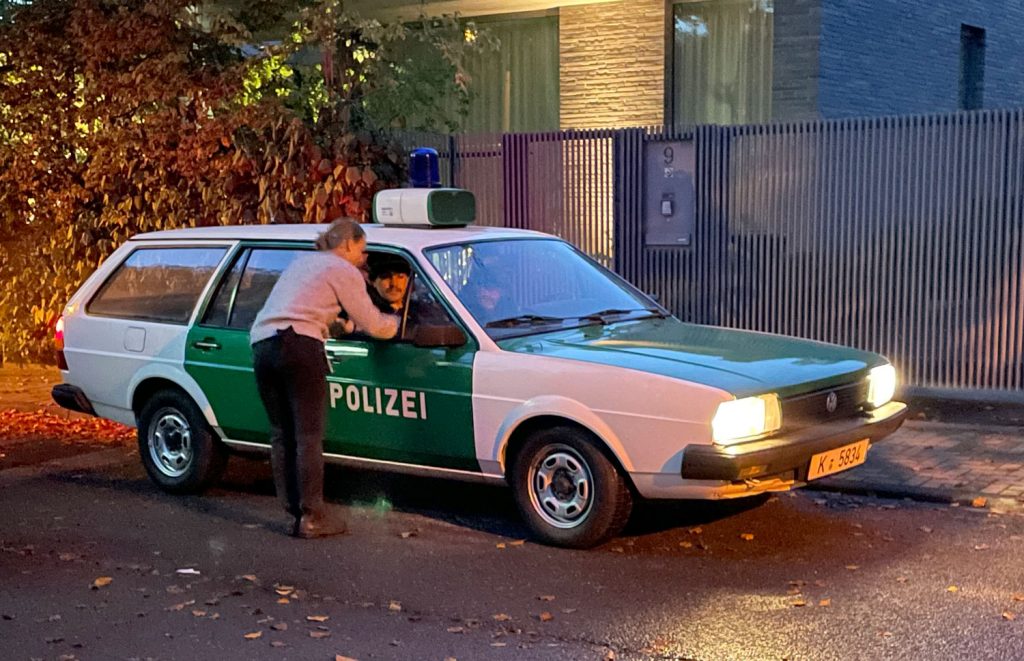 Der VW Passat Variant aus dem Polizeioldtimer Museum Marburg beim Dreh zum Film "Entführt - 14 Tage Überleben"