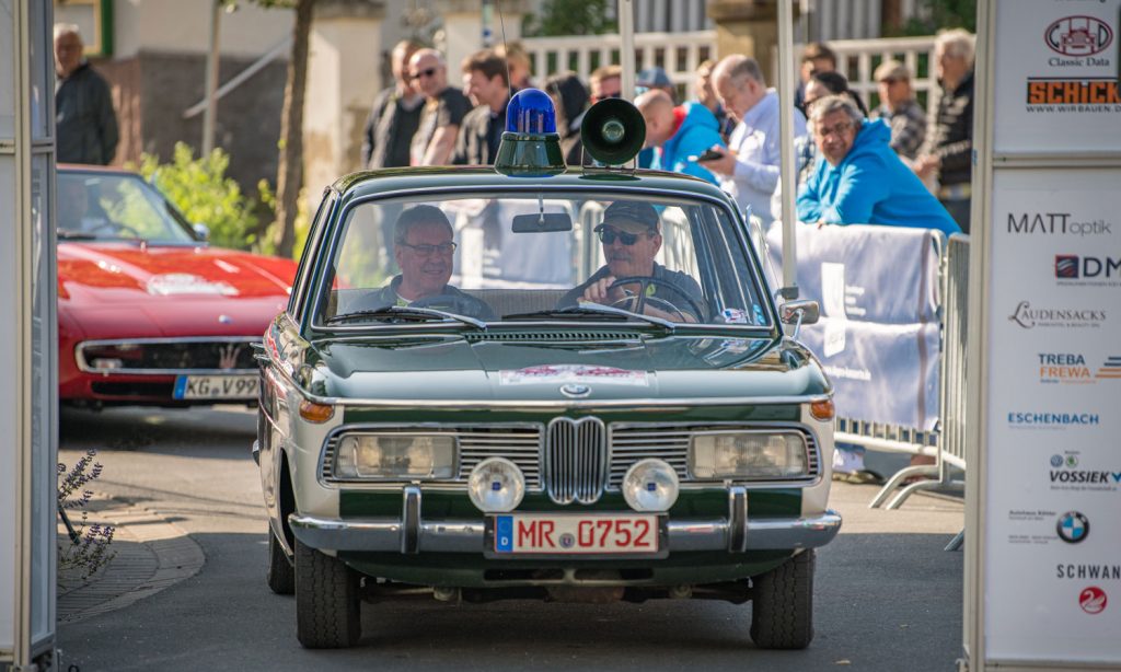 Am Start der Franken Classic 2023, der BMW 2000 aus dem Polizeioldtimer Museum Marburg