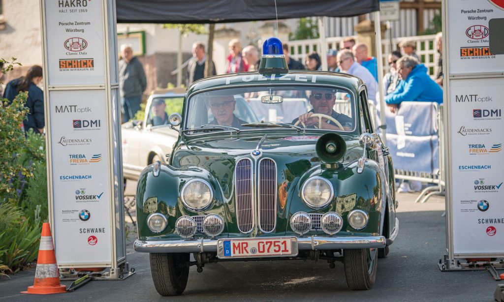 Am Start der Franken Classic 2023, der BMW 501 aus dem Polizeioldtimer Museum Marburg