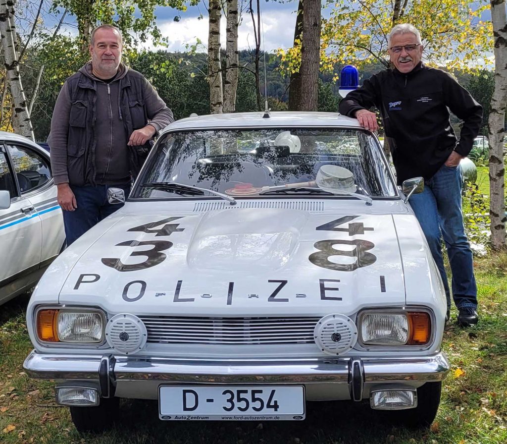 Sie sind stolz darauf, was aus dem Polizei-Capri geworden ist, Sven Seidenrath und Eberhard Dersch (rechts) umrahmen den Ford