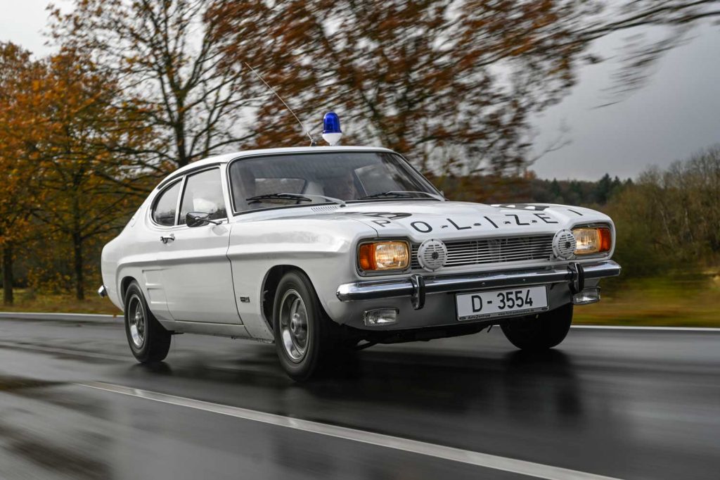 Der Ford Capri aus dem 1. Deutschen Polizeioldtimer Museum Marburg während der Fahrt, aufgenommen zum Bericht in der Oldtimer Praxis 2/2024