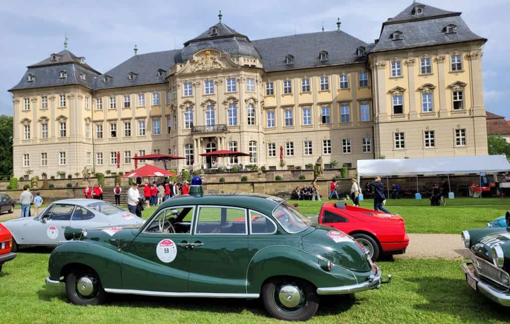 Die Franken-Classic mit dem BMW 501 aus dem Polizeioldtimer Museum vor dem Schloss Werneck
