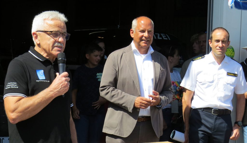 Bei der Ansprache zum Sommerfest, v.l. PMC-Vorsitzenden Eberhard Dersch, Innenminister Roman Poseck und Polizeipräsident aus Mittelhessen, Torsten Krückemeier