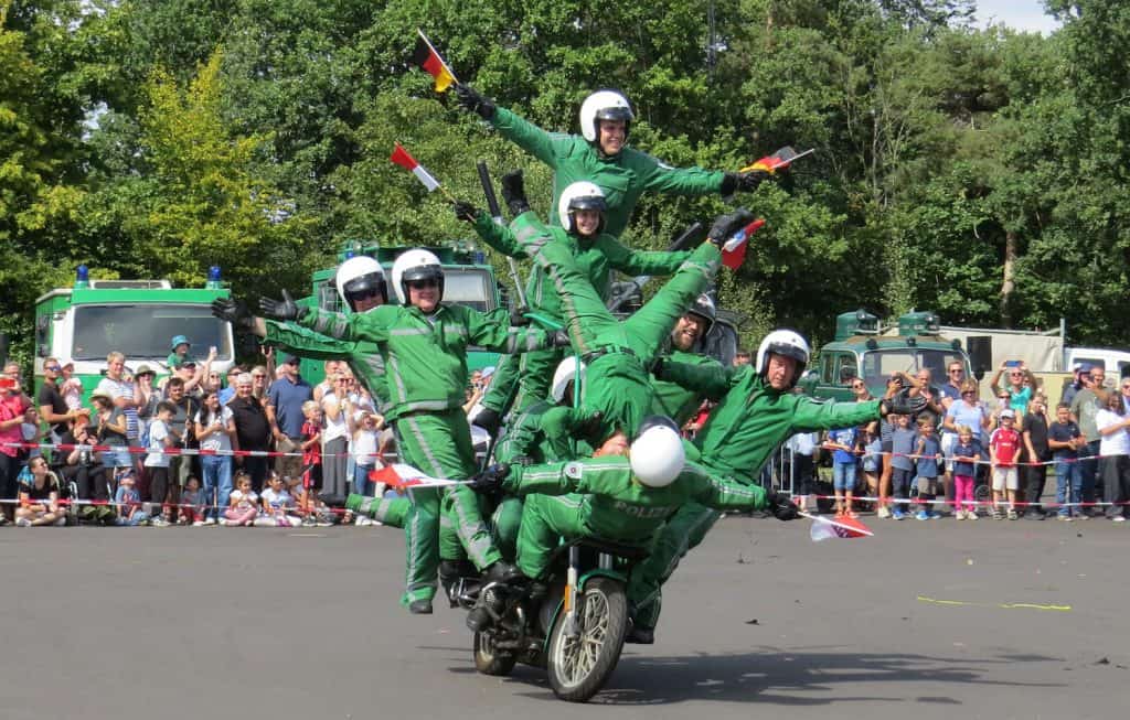 Der Auftritt der PMC-Kradstaffel beim Sommerfest im Polizeioldtimer Museum Marburg ist immer wieder spektakulär, hier die Figur großer Stern zu sehen
